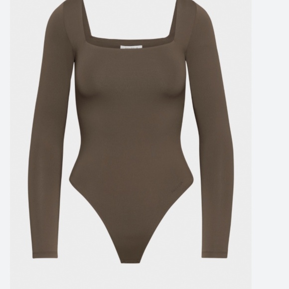 Aritzia - Babaton - Original Contour Squareneck Bodysuit - Picture 3 of 7